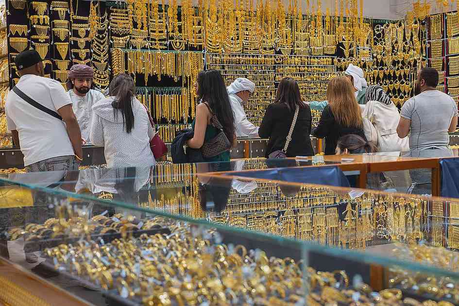 المستثمرون الإماراتيون يبحثون عن الذهب والفضة؛ الهروب من العملات الرقمية