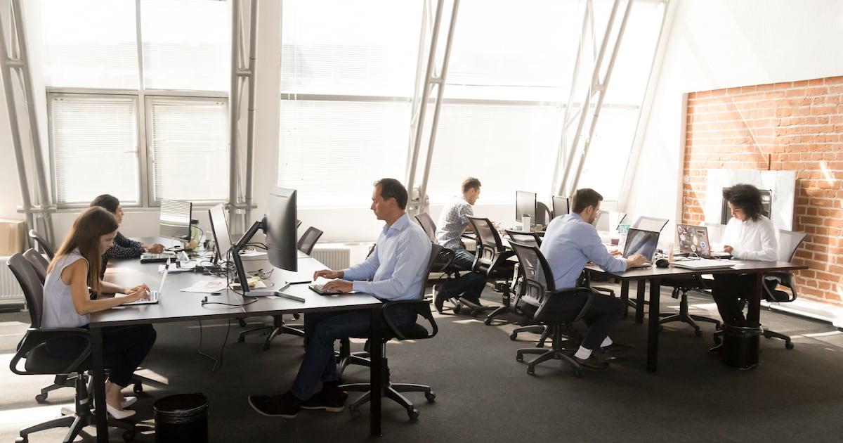 دراسة: أسبوع العمل من أربعة أيام ونصف في الإمارات يجعل الموظفين أسعد لكن أيامهم أكثر ازدحاماً