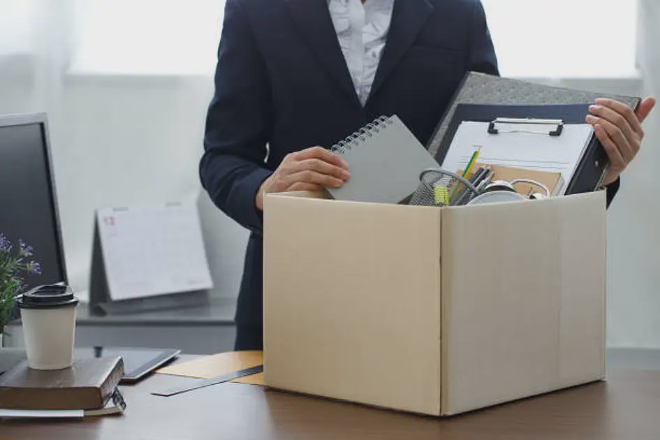 اخراج بدون دلیل موجه در امارات؛ چگونه شکایت کنیم و غرامت بگیریم؟