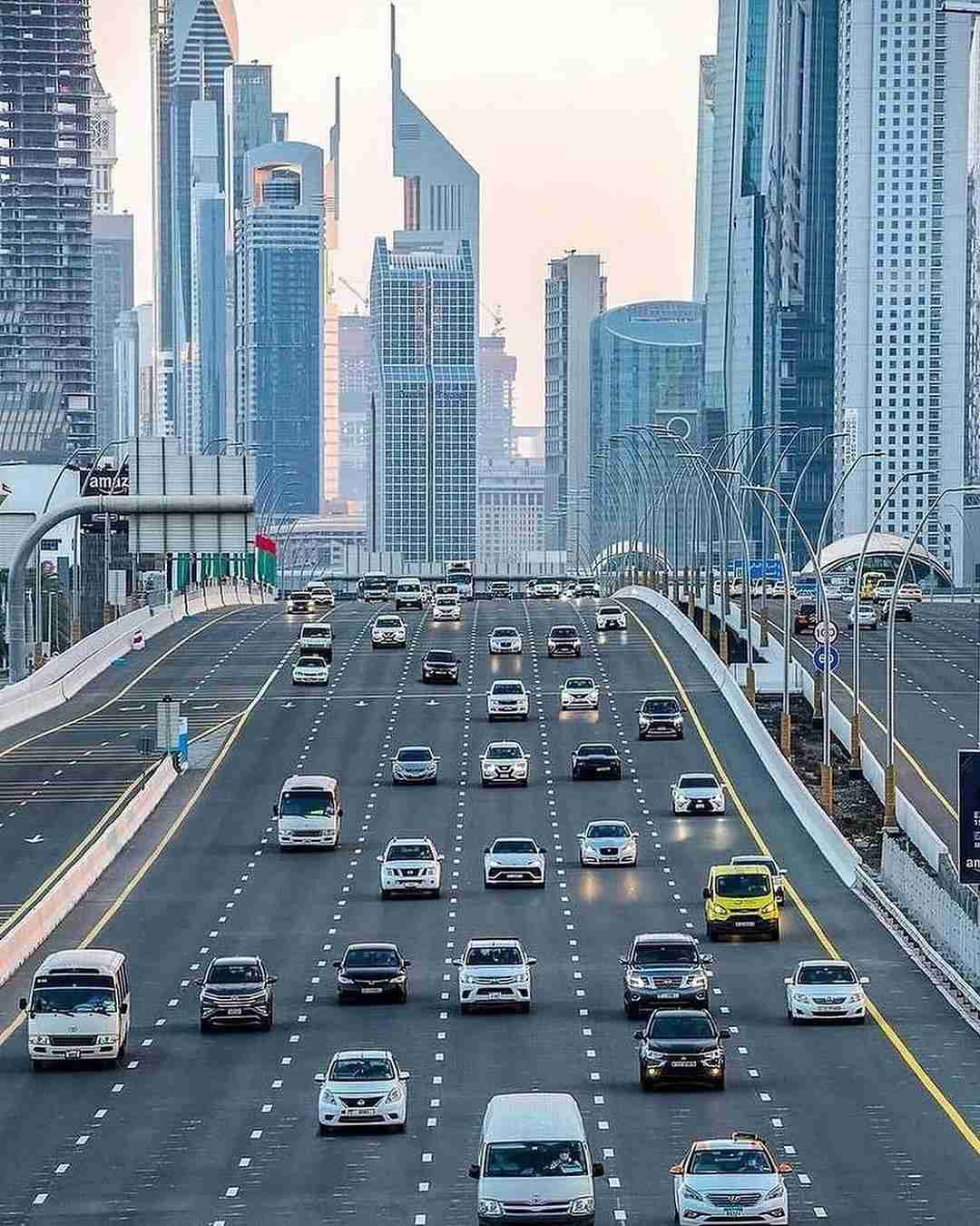 دبي تحظر حركة الشاحنات على شارع الشيخ زايد اعتباراً من أول أكتوبر