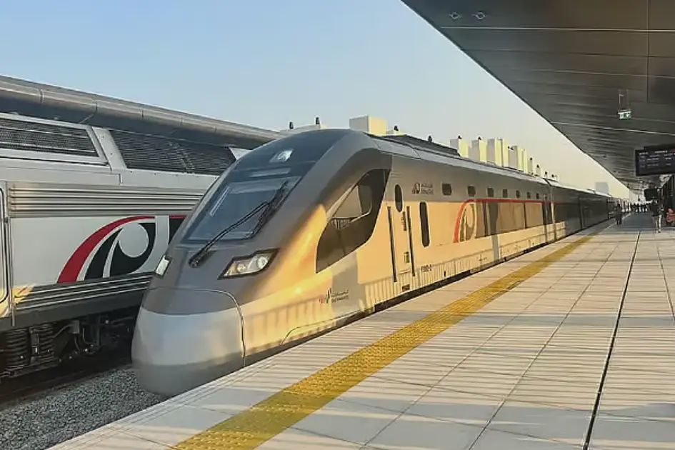 الاتحاد للقطارات أم الحافلة أم السيارة؟ هذا ما ستدفعه من دبي إلى أبوظبي