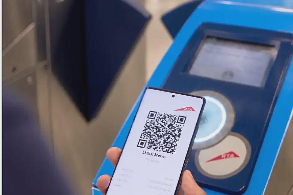دبي تتيح السفر بدون بطاقة نول عبر رمز QR في المترو والحافلات